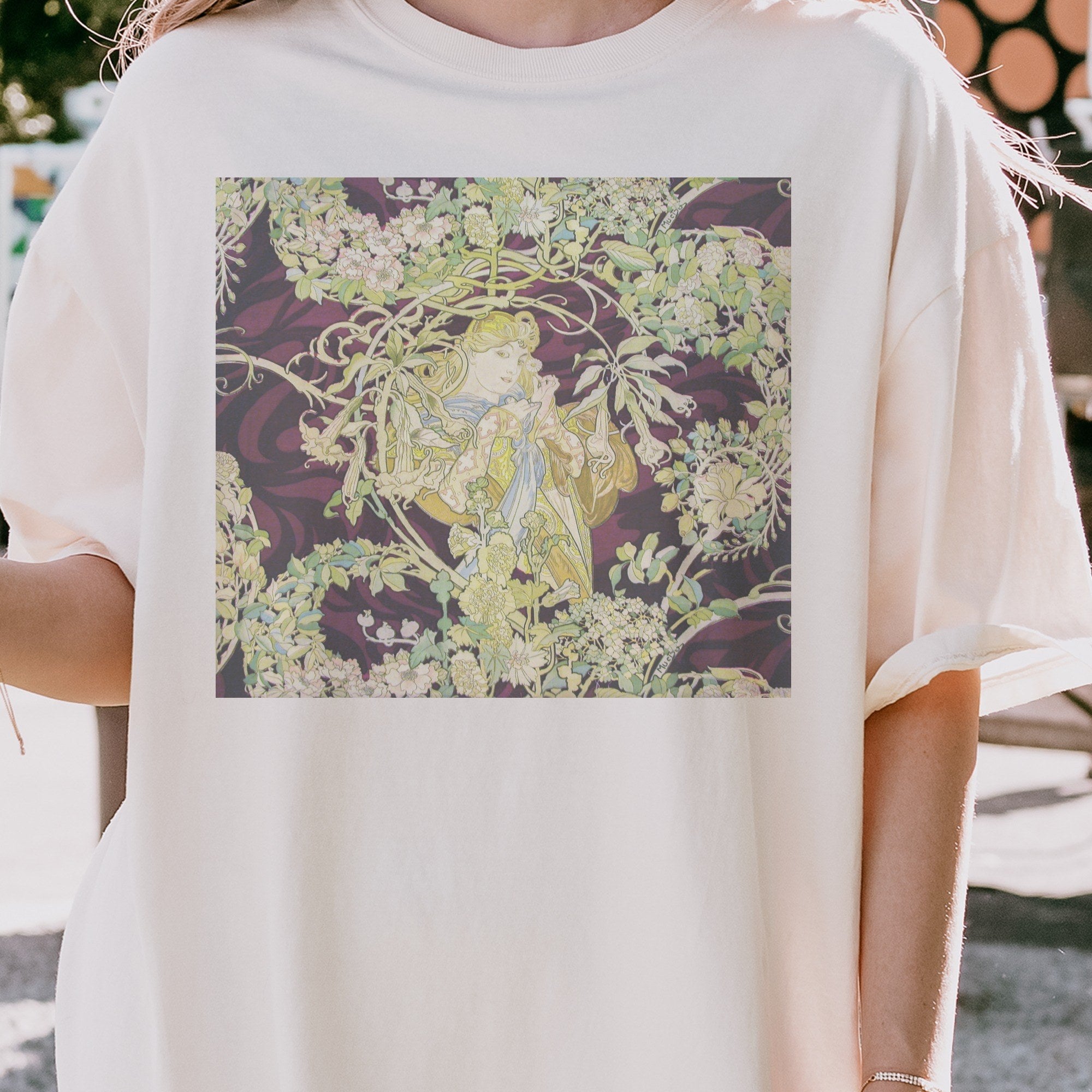 Alphonse Mucha — Femme à marguerite / Woman with Daisy (ca. 1898–1900) Vintage Art Nouveau Tee