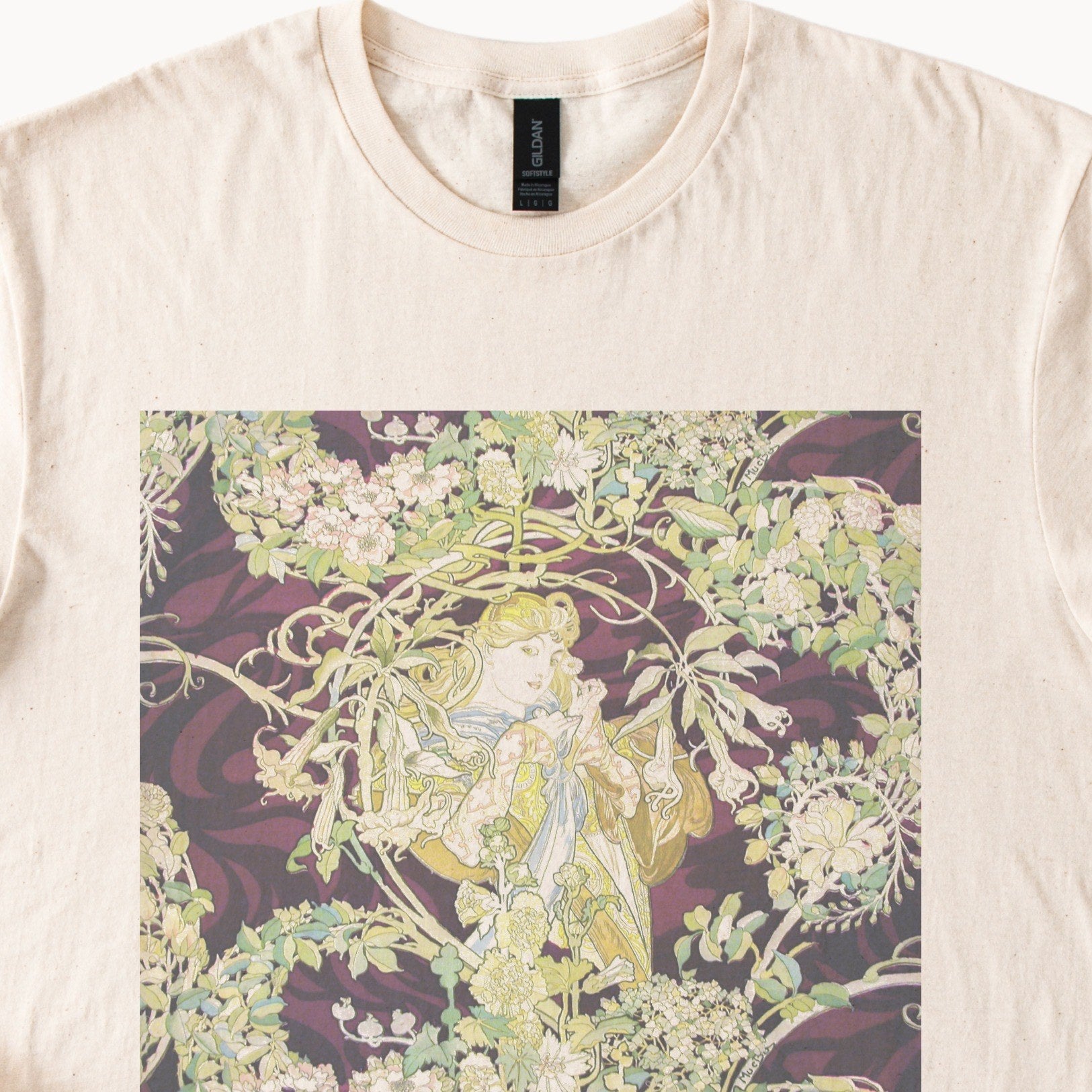 Alphonse Mucha — Femme à marguerite (Woman with Daisy, ca. 1898–1900) Art Nouveau Tee