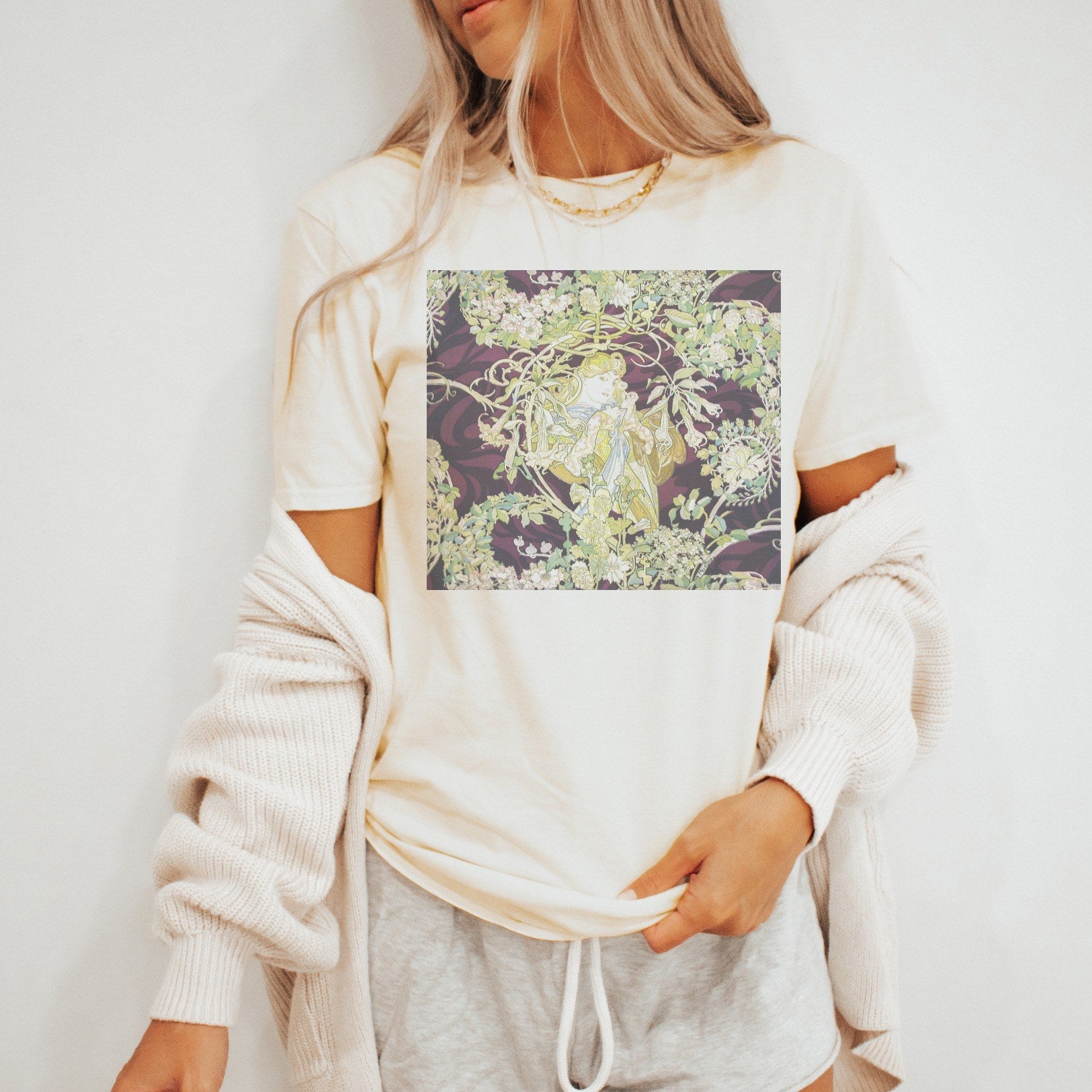 Alphonse Mucha — Femme à marguerite (Woman with Daisy, ca. 1898–1900) Art Nouveau Tee